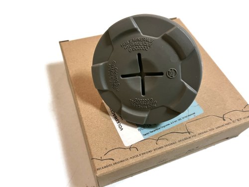 4F0422376 
Zaślepka korek zbiorniczka zbiornika wspomagania układu kierowniczego Audi A6 C6 2005-2011