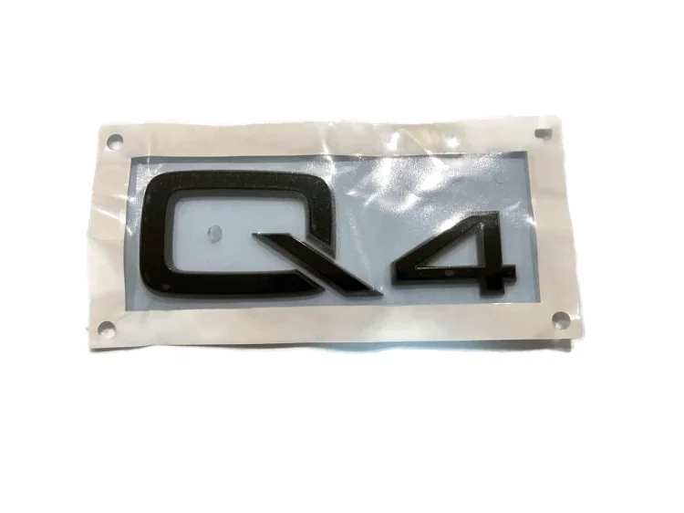 89A071803 Znaczek napis emblemat naklejka na tylną klapę Q4 czarna błyszcząca Audi Q4