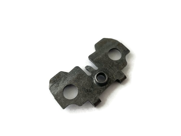8W0807277D Blaszka listwa mocowanie zderzaka przedniego Audi A4 B9 FL 31.08.2020-