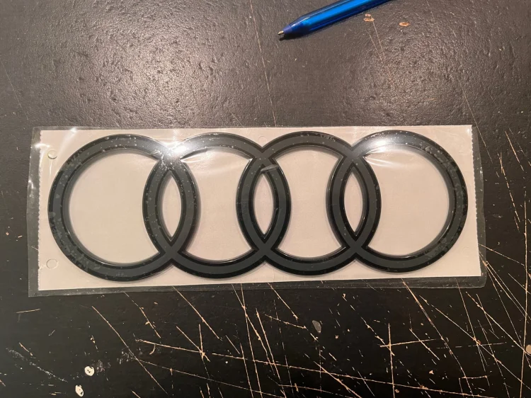 Emblemat znaczek naklejka na tylną klapę pierścienie czarne AUDI Q7 FL 12/2023-