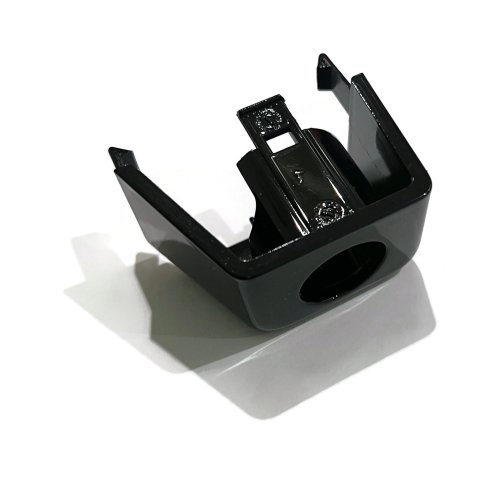 Szczegółowe ujęcie na gniazdo mocowania sensora parkowania prawy przód w zderzaku Volkswagen CC 2012-2017.