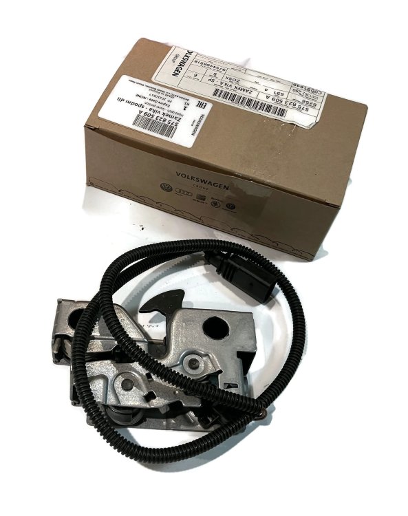 575 823 509 A  Zamek maski przedniej SEAT ATECA