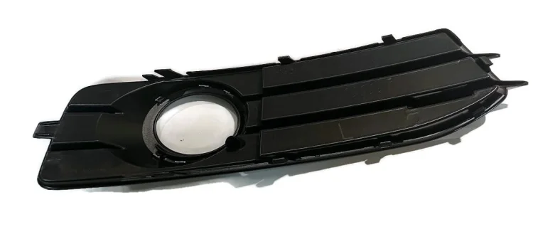 8P0807681AF T94 Kratka boczna zderzaka przedniego z otworem na halogen Audi A3 S-line 2009-2013